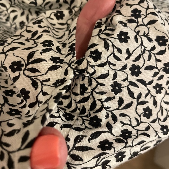 Super cute black and white top - Picture 3 of 4